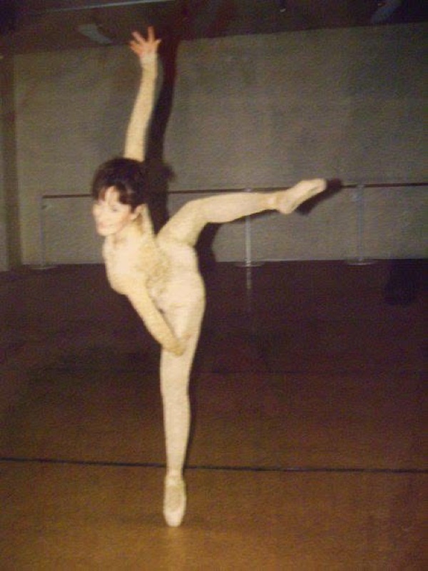 Alexandra Gérard in arabesque en pointe, in the studio