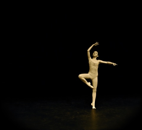 Danseuse classique en attitude sur fond noir
