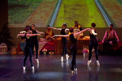 Groupe en danse contemporaine sur scène