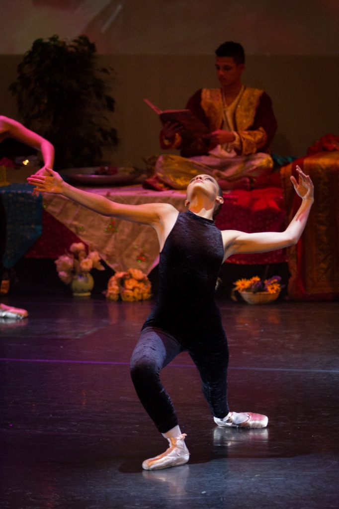 Danseuse contemporaine avec un voile, éclairage de scène