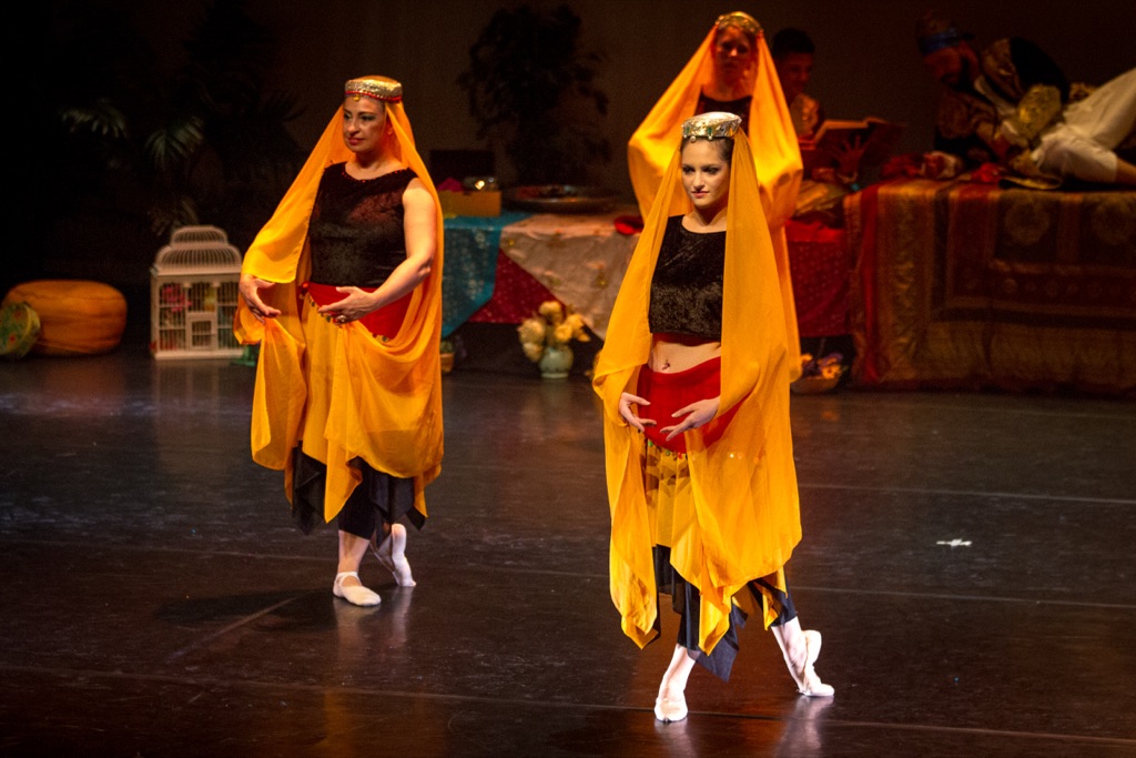Duo de jeunes danseuses en costumes jaunes