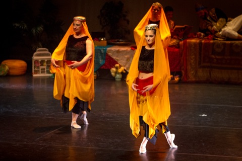 Duo de danseuses en costumes jaunes