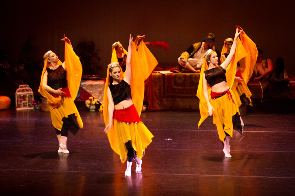 Groupe de danseuses en costumes jaunes sur scène