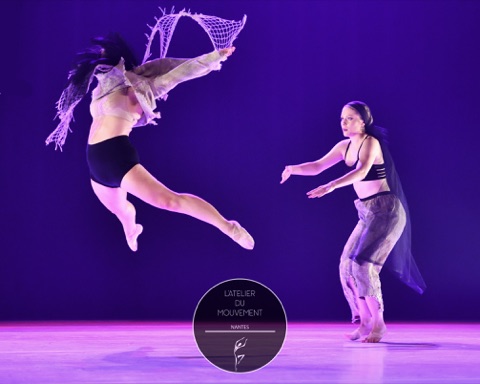 Duo de danseuses, l'une en saut suspendu, éclairage violet