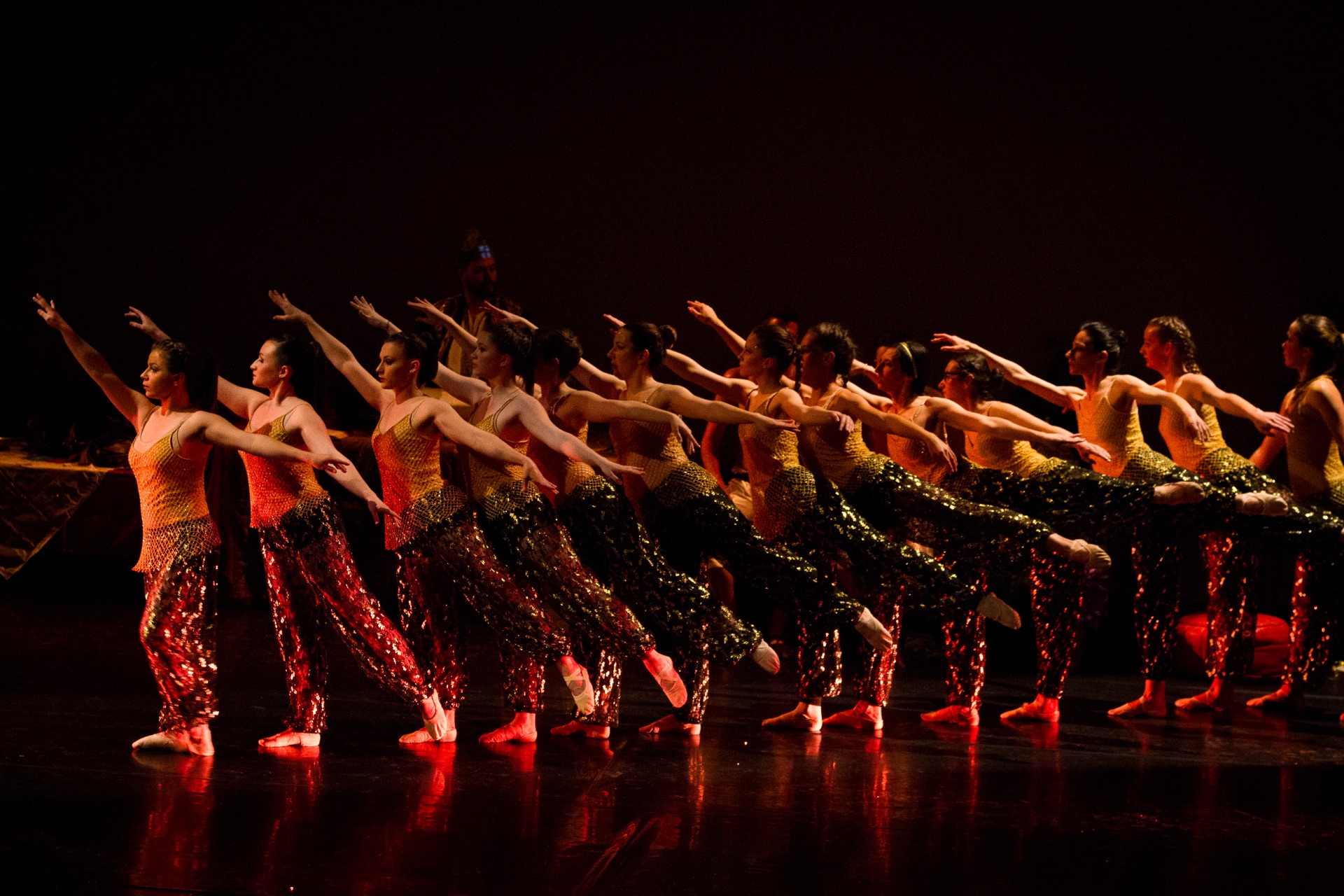 Le corps de ballet en ligne sur scène, éclairage rouge