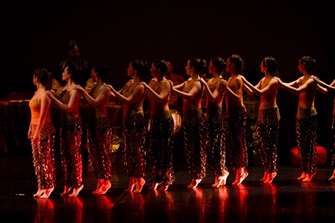 Le corps de ballet aligné, éclairage rouge