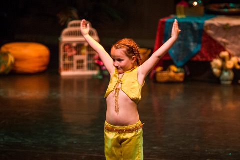 Jeune danseuse en costume jaune
