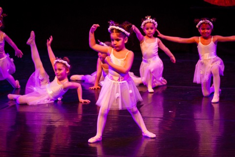 Les plus jeunes élèves en tutus sur scène
