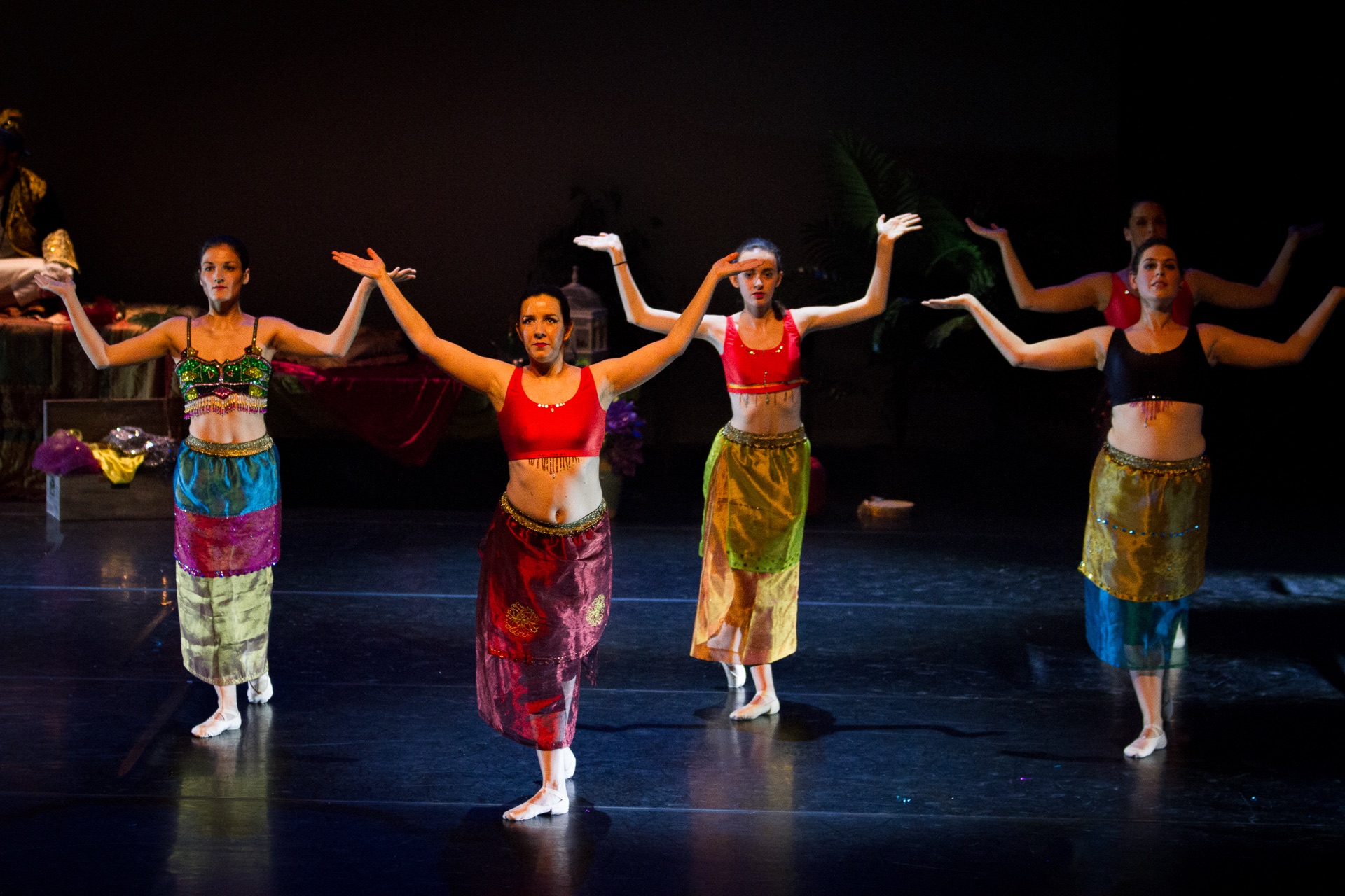Groupe de danseuses en modern jazz sur scène