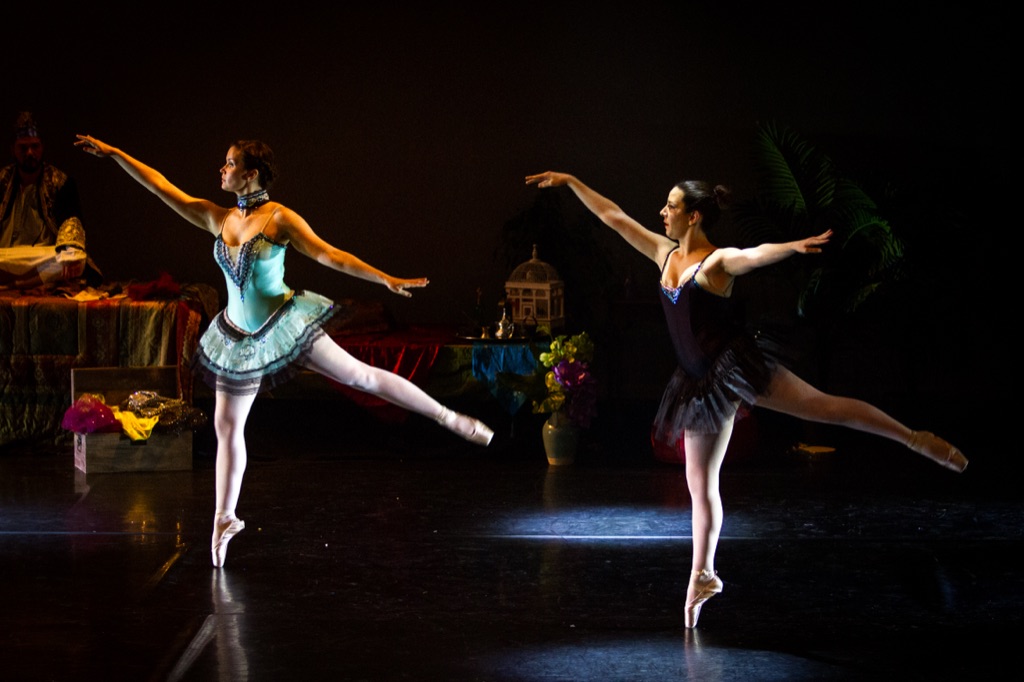 Deux danseuses sur pointes en arabesque