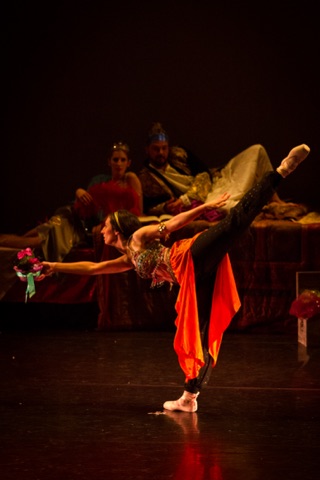 Porté à deux danseurs, éclairage rouge
