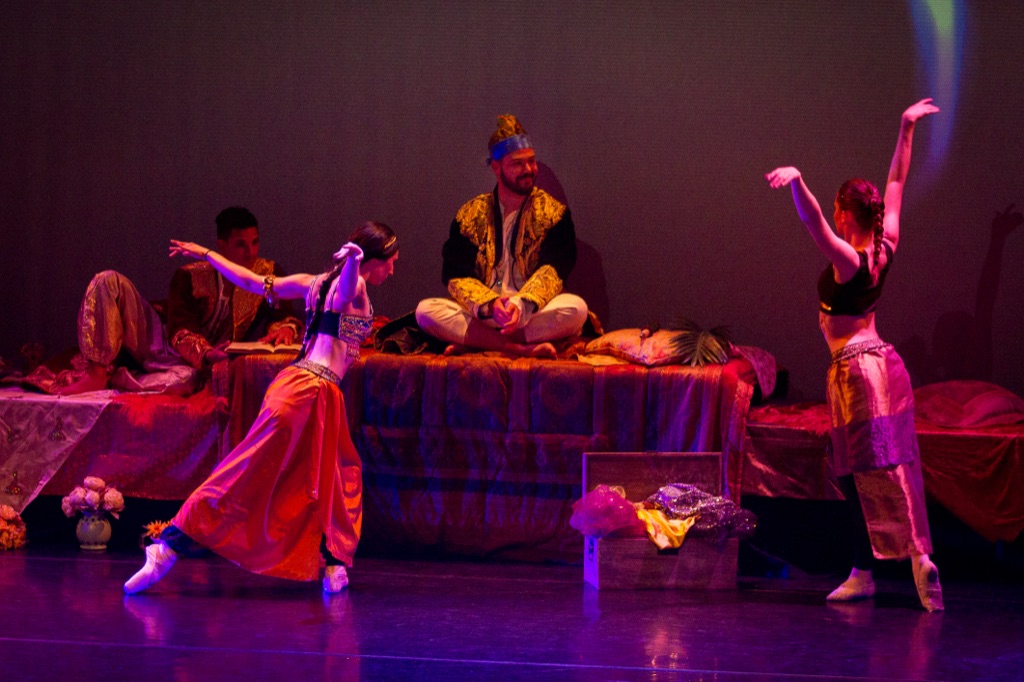 Groupe d'enfants sur scène en costumes orientaux