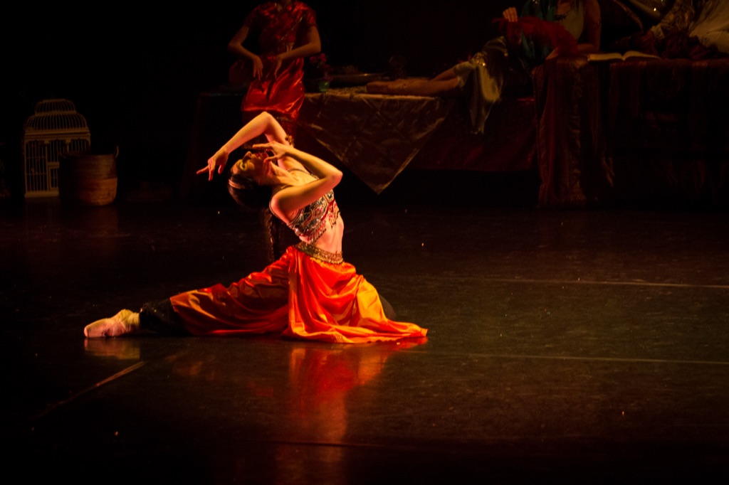 Danseuse en solo au sol, éclairage chaud