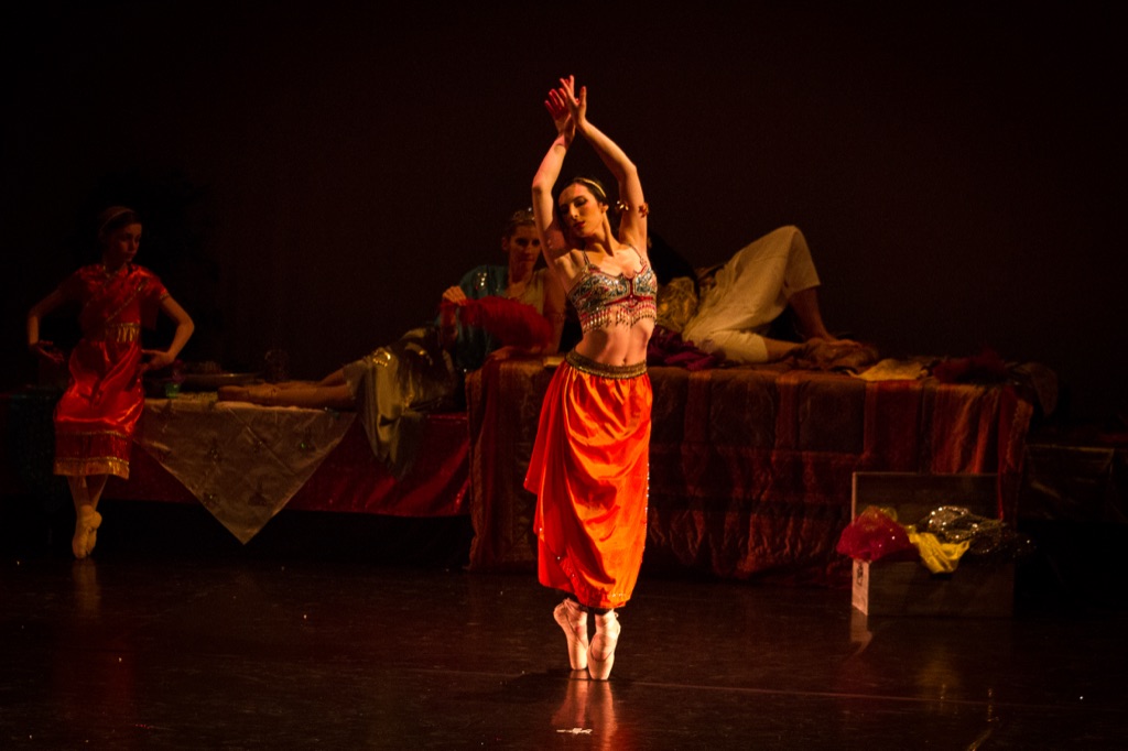 Danseuse en solo sur scène, éclairage rouge