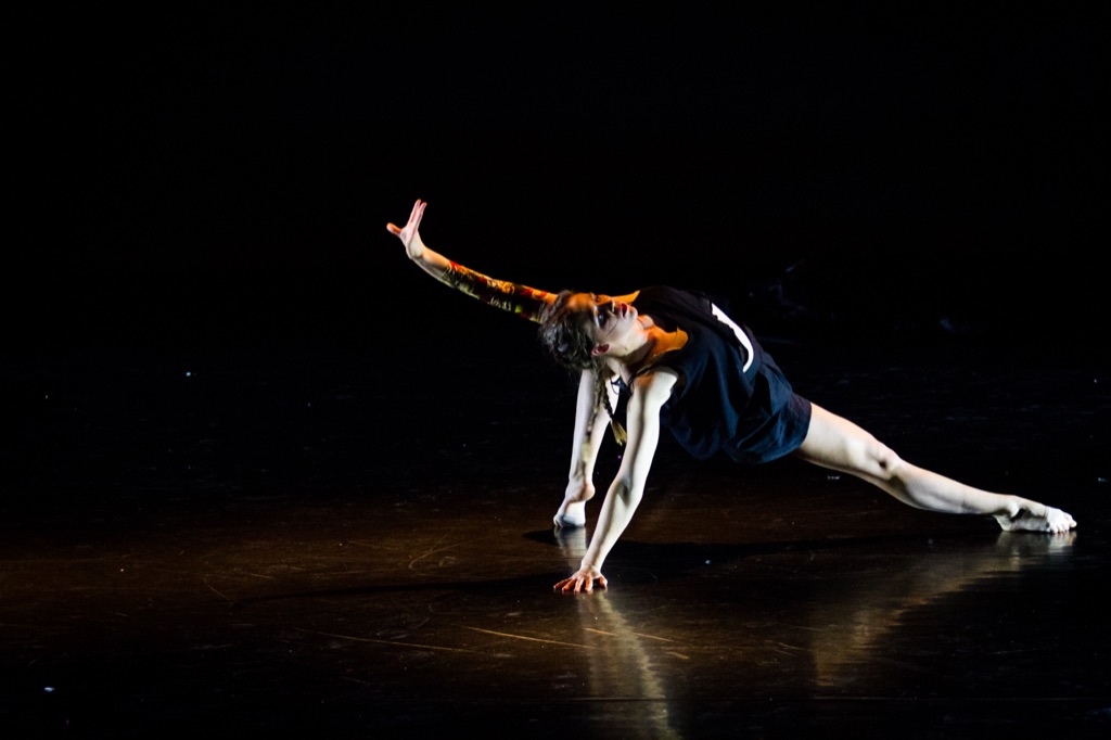 Danseur en fente profonde, éclairage bleu