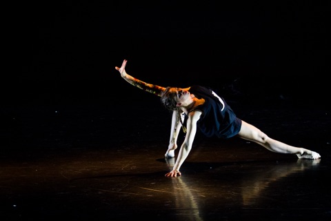 Danseur en fente profonde, éclairage bleu