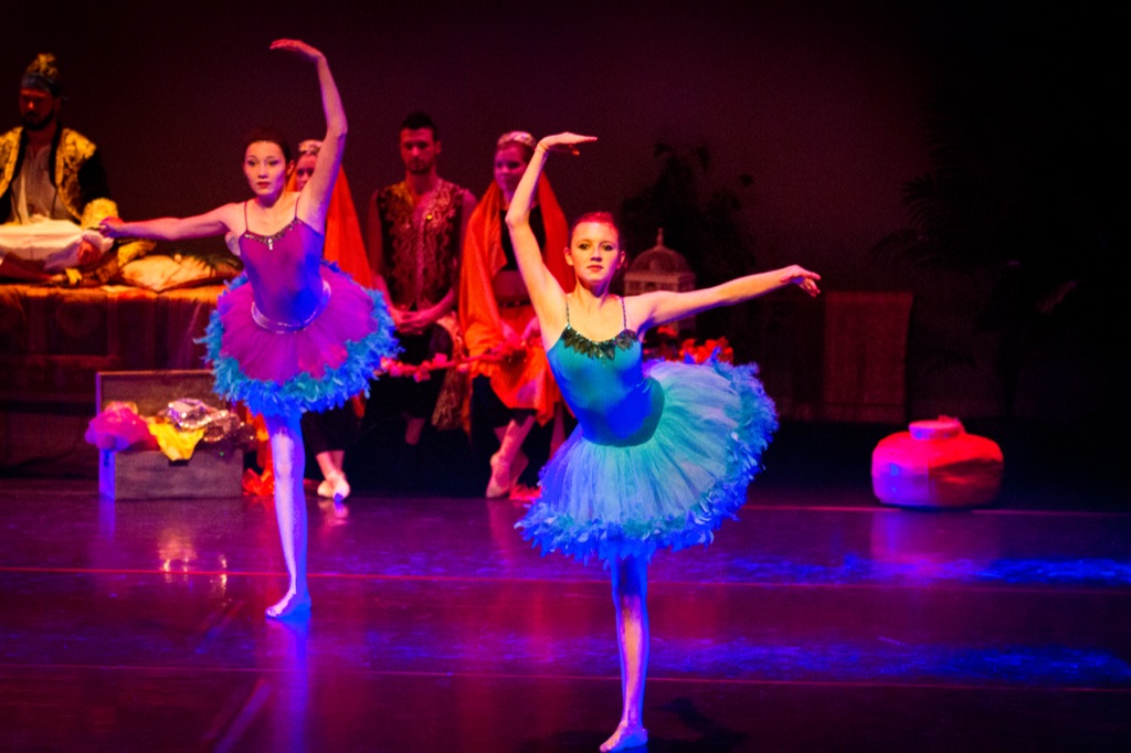 Danseuse en tutu bleu en arabesque