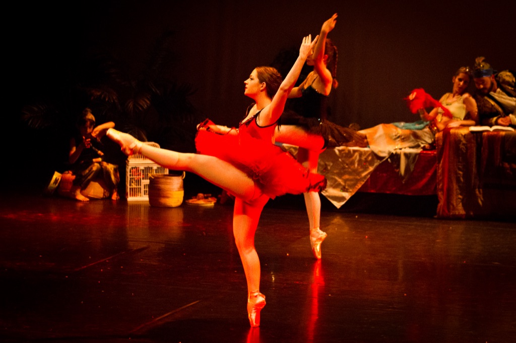 Danseuse en tutu rouge en arabesque