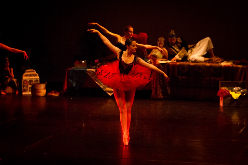 Danseuse en tutu rouge en attitude