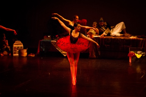 Danseuse en tutu rouge en attitude