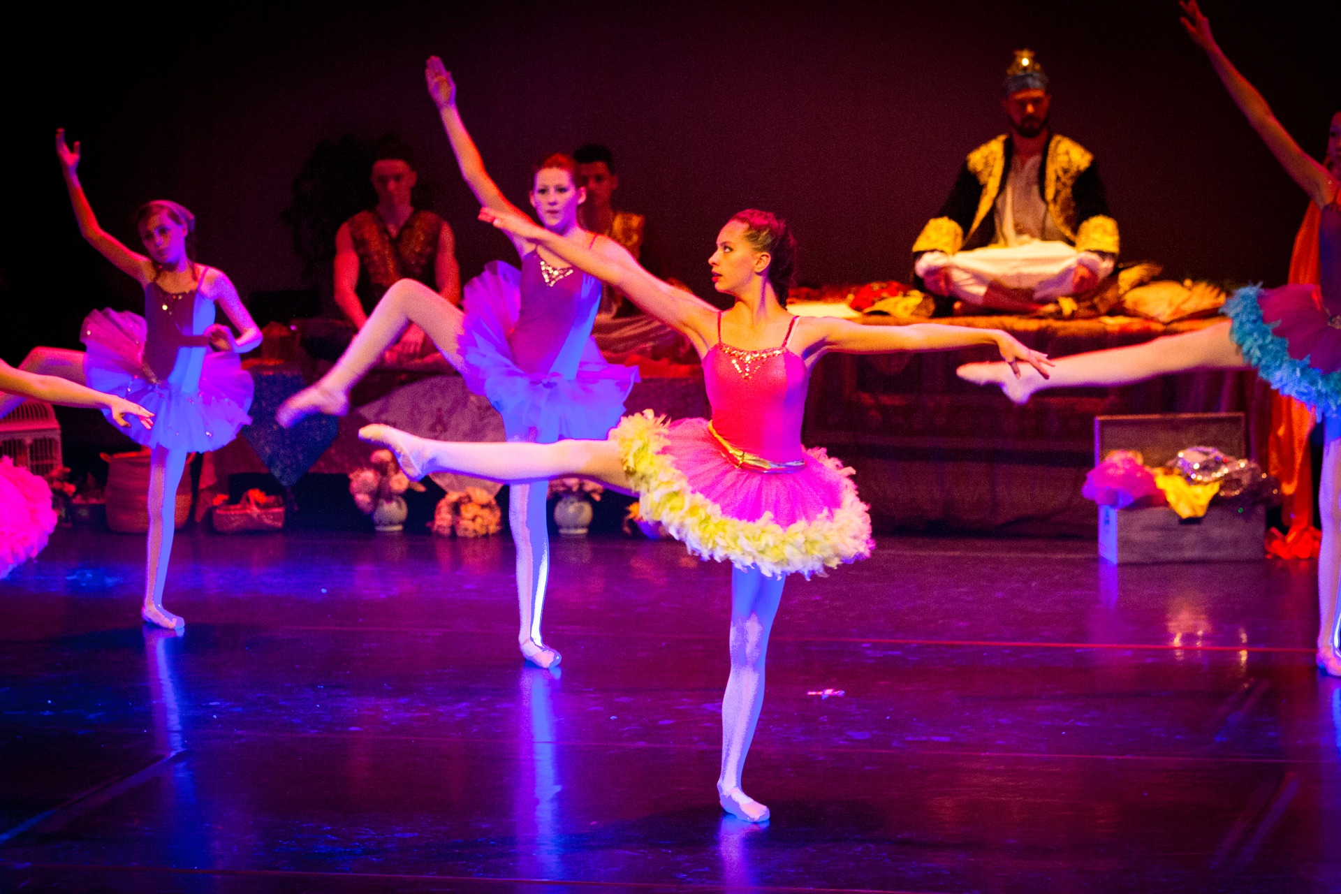 Danseuses en tutus sur pointes en arabesque
