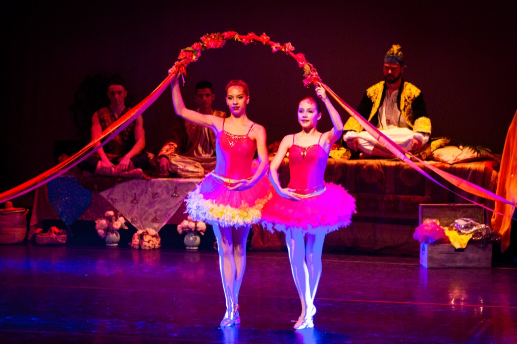 Danseuses en tutus avec rubans sur scène