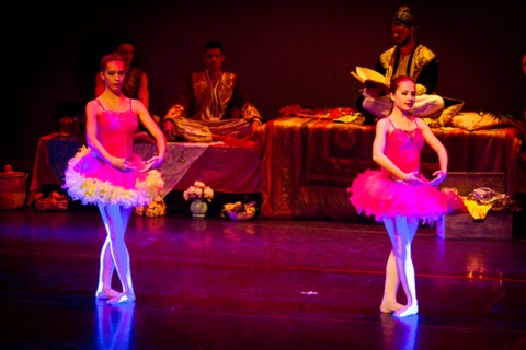 Danseuses en tutus sur le décor oriental